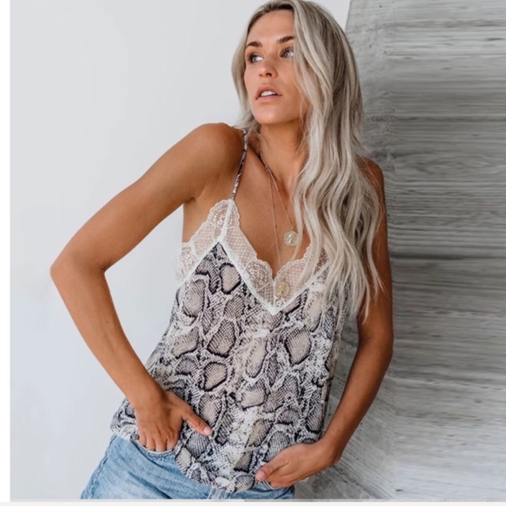 ⭐️last 1⭐️White lace trim flower print cami tank top - Picture 6 of 12